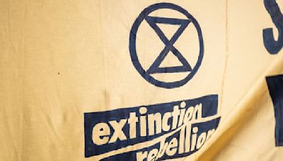 JO 2024: les gardes à vue des militants d'Extinction Rebellion levées après une action avortée au pont des Arts