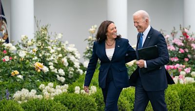 Abrazo demócrata a Kamala Harris tras la renuncia de Biden