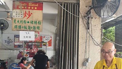 Popular flying noodles with giant fresh prawn by Uncle Botak, nestled in Old Klang Road