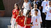 Leonor et Sofia d'Espagne entourées de beaux sportifs, ce petit détail dans leur look qui prouvent leur coquetterie