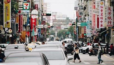 來台狂拍街景！他讚「台人是諧音梗天才」 陸網一看驚：口音有點重