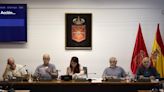 Representantes de la Plataforma de Asociaciones por el derribo del Monumento a los Caídos en el Parlamento de Navarra
