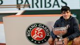 Así recogió el premio de Roland Garros tras la victoria Carlos Alcaraz