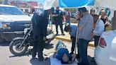 Omite alto y choca contra motociclista en la Pascual Orozco