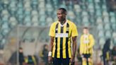 El futbolista Raphael Dwamena murió durante un partido en la liga de Albania por una crisis cardiaca