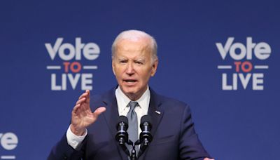 Biden trata de afianzar el apoyo hispano en conferencia en Las Vegas