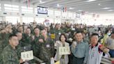 周春米偕同鄉、鎮首長探視屏東新訓役男 送上餐點加油打氣