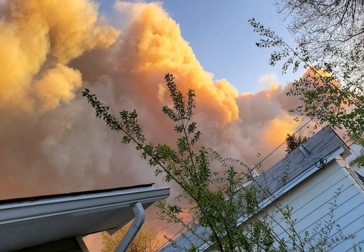 Thousands forced to flee as wildfire threatens Fort Nelson