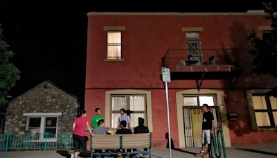 Texas sigue investigando a grupos de ayuda a migrantes en la frontera pese a orden judicial