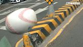 嚇！ 台南市區天外飛來棒球 路過車輛遭砸
