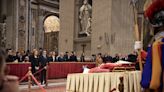 La reina Sofía visita la capilla ardiente de Benedicto XVI la víspera de su funeral