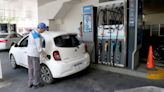 Combustibles: Caputo posterga otra vez suba de impuestos, pero naftas y gasoil suben hasta 7% desde el lunes