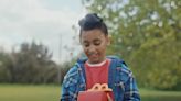 McDonald's 'suspende' sorrisos e dá voz a crianças em campanha por saúde mental no Reino Unido; assista