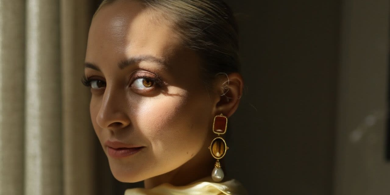 Nicole Richie Starts Her Day By Writing in Her Bathroom