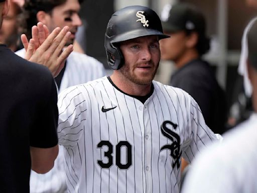 Rangers reacquire switch-hitting OF Robbie Grossman in a trade with the White Sox