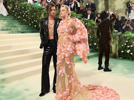 Kelsea Ballerini and Chase Stokes Are Bold at First Met Gala