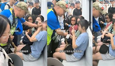 扯爆！火爆老翁怒罵逼女孩讓座遭拒 竟用拐杖撬開她雙腿 乘客全怒了