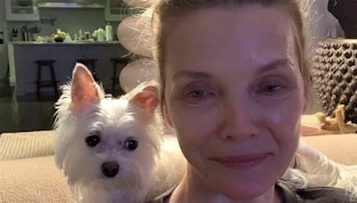 Michelle Pfeiffer compie 66 anni (e festeggia senza trucco su Instagram)