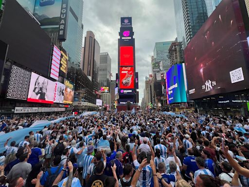 Copa América 2024: miles de argentinos se juntaron en Times Square para alentar a la selección y saludar a Messi en su cumpleaños