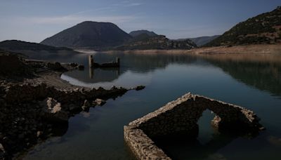 Un pueblo hundido bajo el agua en Grecia sale a la luz