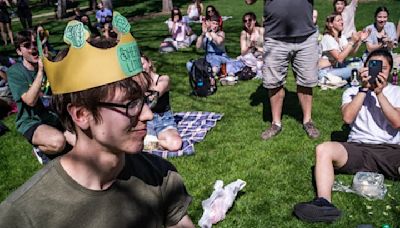 University of Minnesota students race to … eat lettuce?