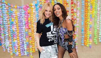 Kylie Minogue posa ao lado de Anitta após show em Londres