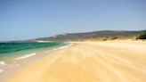 Cette charmante ville d'Espagne qui a conquis les stars françaises possède la plus belle plage du pays