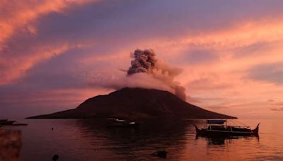 Vulcão do Monte Ruang, na Indonésia, entra em erupção com alerta máximo