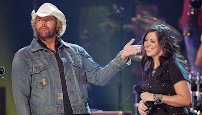 Toby Keith’s daughter Krystal Keith accepts his posthumous honorary degree | CNN