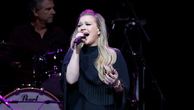 Fans Make Bold Declaration About Kelly Clarkson After Her In-Ear Monitors Go Out