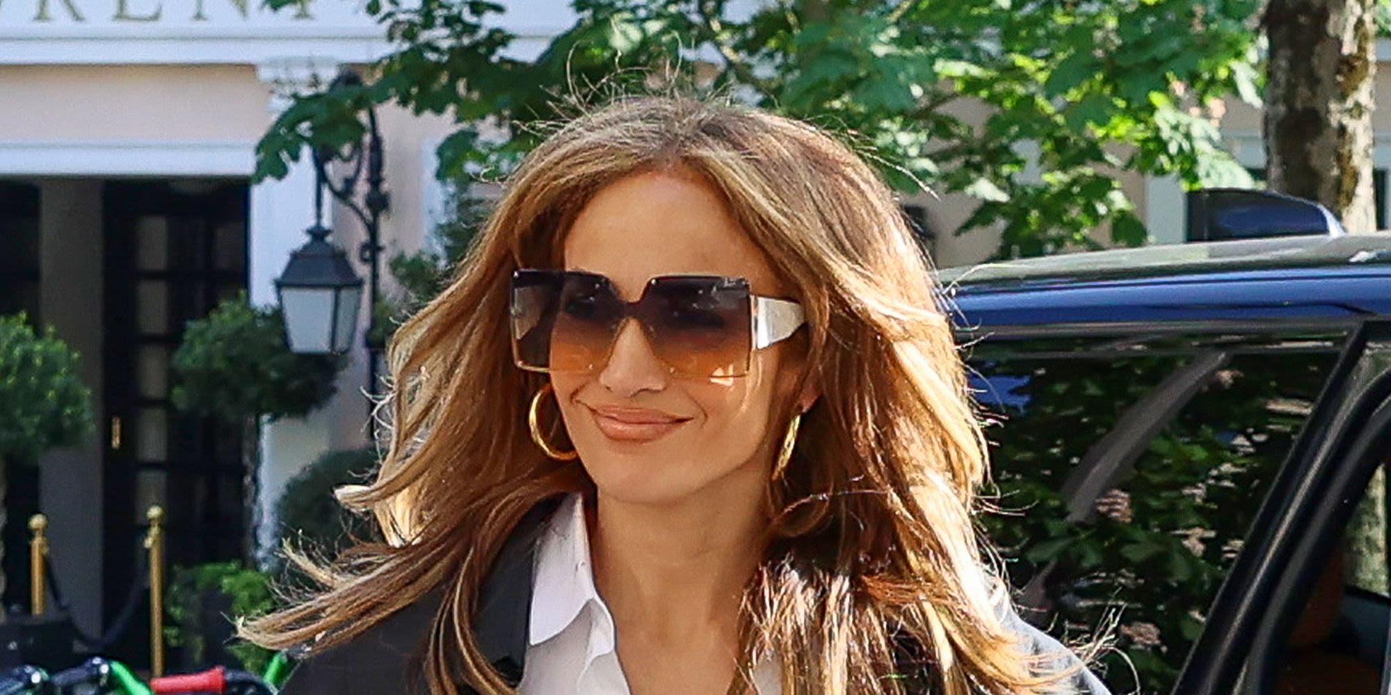 Jennifer Lopez looks like a member of the royal family with this ear-hugging bouffant hairstyle