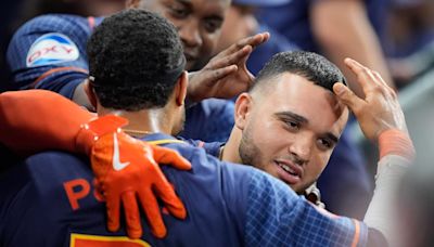 2 homers in the 8th lift the Astros to a 7-4 win over the Cardinals