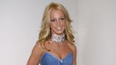 Vuelve el vestido vaquero que Britney Spears popularizó en los 2000
