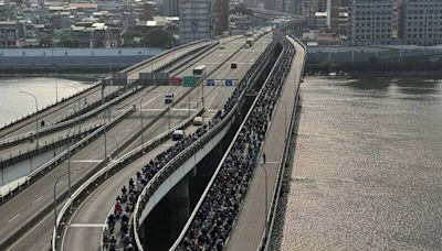 台北橋塞爆！機車動彈不得 網質疑綠燈突縮短釀禍