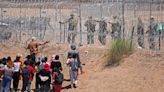 El momento en que un grupo de migrantes intenta cortar las vallas instaladas en la frontera sur de EEUU