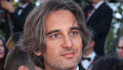 Dimitri Rassam reaparece en Cannes con una acompañante muy especial tras romper con Carlota Casiraghi