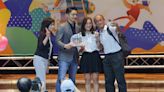 蔣萬安頒市長獎 與學生、家長自拍 (圖)