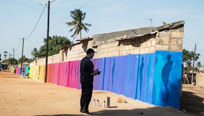 Suso33, el artista español que hace hablar a las paredes en Mozambique