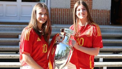 Los dos especiales símbolos que se esconden tras el posado de Leonor y Sofía con la Eurocopa