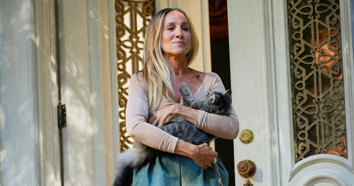 Sarah Jessica Parker Makes Cat Lady Look Chic in Maison Margiela