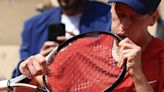 Sinner vuelve a lo grande y pone contra las cuerdas a Djokovic en Roland Garros