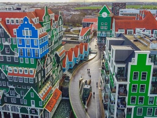 La ciudad a 15 minutos de Ámsterdam que es una de las más curiosas de Holanda: casas de colores y molinos de 200 años