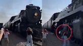 VIRAL: En Coahuila mujer casi es arrollada por locomotora al intentar tomar foto
