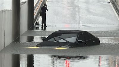 苗栗清晨強降雨多處積淹水 小客車受困地下道