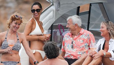 Las divertidas vacaciones de Carlos Sobera y su mujer Patricia Santamarina en Ibiza, ¡viento en popa y a toda vela!