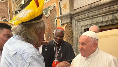Mônica Bergamo: Raoni diz ao papa Francisco que Congresso brasileiro não ouve palavra da Igreja sobre indígenas