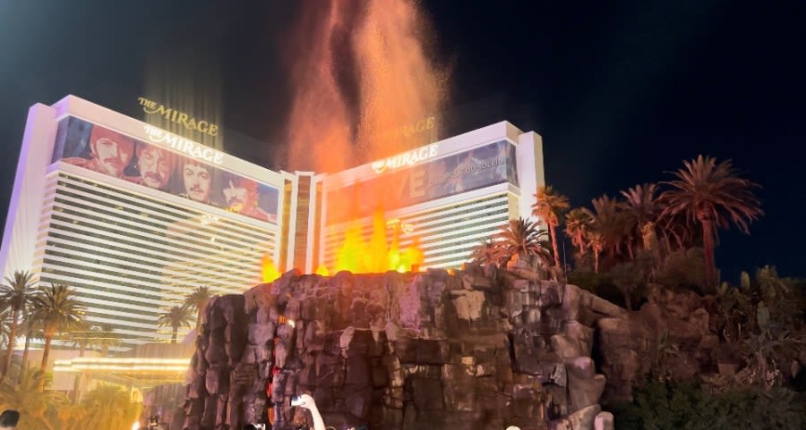 Las Vegas locals, tourists gather to watch The Mirage Volcano erupt one last time