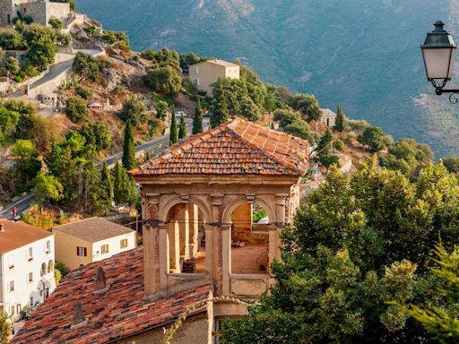 Laetitia Casta : découvrez sa sublime maison en Corse qui date du XVe siècle où elle passe chaque été en famille