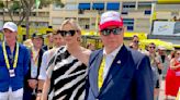 Charlene de Monaco sur le Tour de France : Albert reçoit deux cadeaux collector, le look et le geste de la princesse le sont tout autant