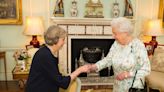 Theresa May saca a relucir el lado más travieso de Isabel II